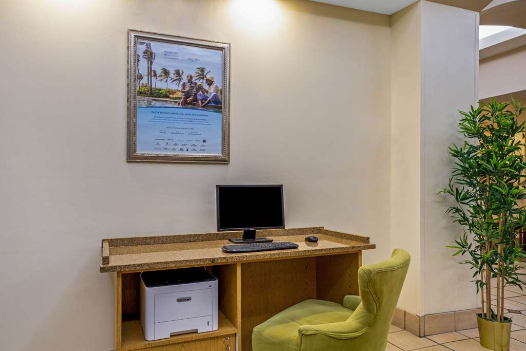 La Quinta Inn & Suites by Wyndham New Haven - photo 36