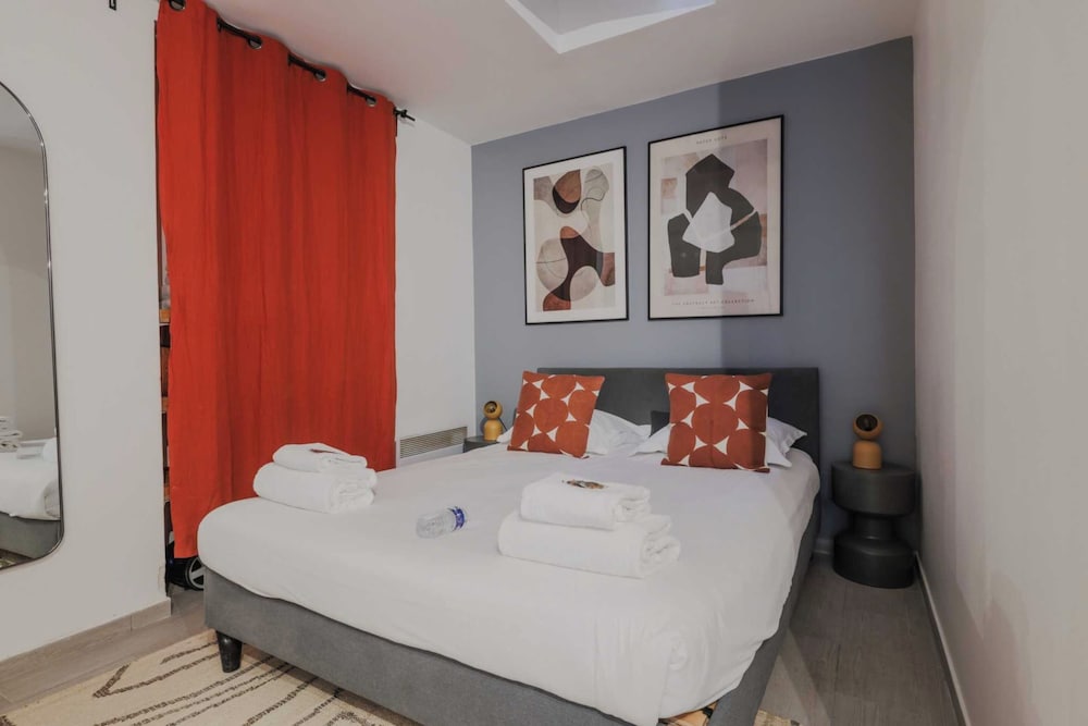 Welcoming Studio for 2 People Epinettes — 4-Star Luxury Hotel in Paris, France