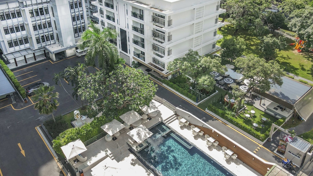 Floral Court Hotel & Residence Sukhumvit 13 — 4-Star Luxury Hotel in Bangkok, Thailand