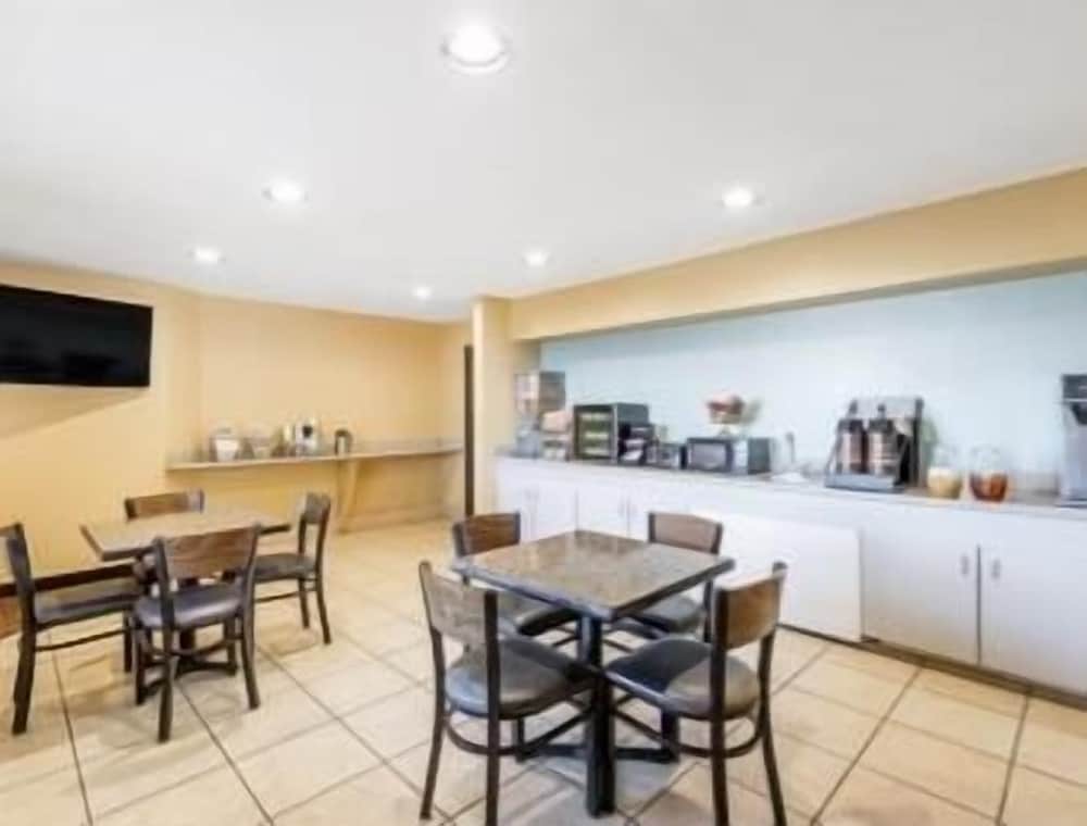 Super 8 by Wyndham Midland - photo 13