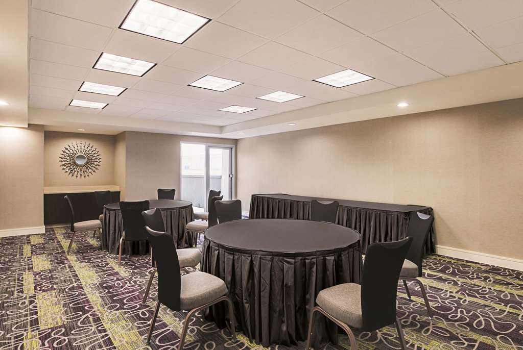 La Quinta Inn & Suites by Wyndham Fort Worth North - photo 37