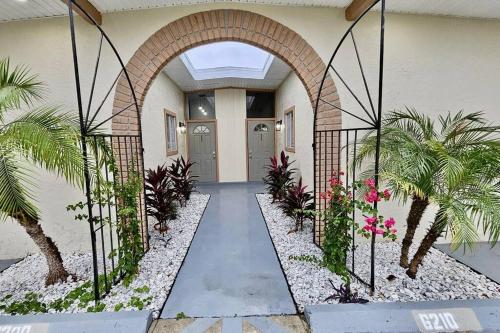 3BR 2BA duplex Great location in North Port, United States