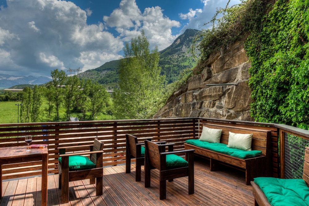 Aparthotel Tres Quiñones in Sallent De Gallego, Spain