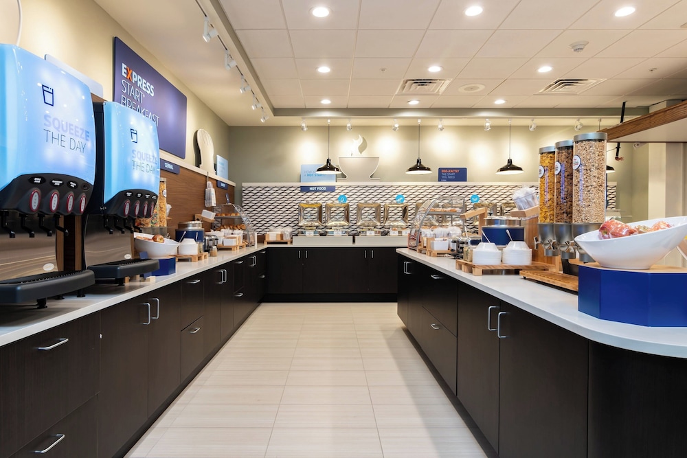 Holiday Inn Express & Suites Orlando Lake Buena Vista by IHG - photo 21