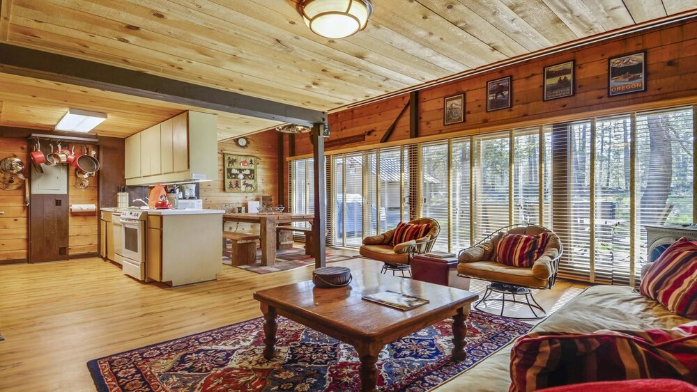 Cluster Cabin 26 — Bend — photo 2