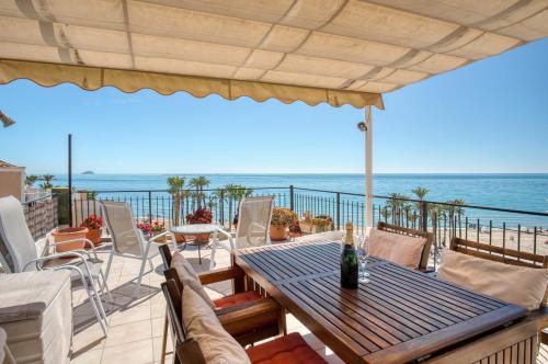 Casa Amarilla Del Mar Piso 3y4 — 4-Star Luxury Hotel in Villajoyosa, Spain