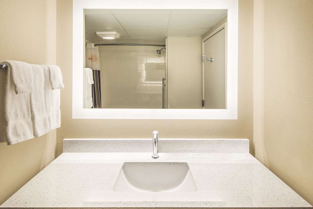 La Quinta Inn & Suites by Wyndham Milledgeville - photo 15