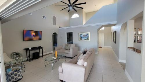SW Florida Waterfront Home — 4-Star Luxury Hotel in Cape Coral, United States