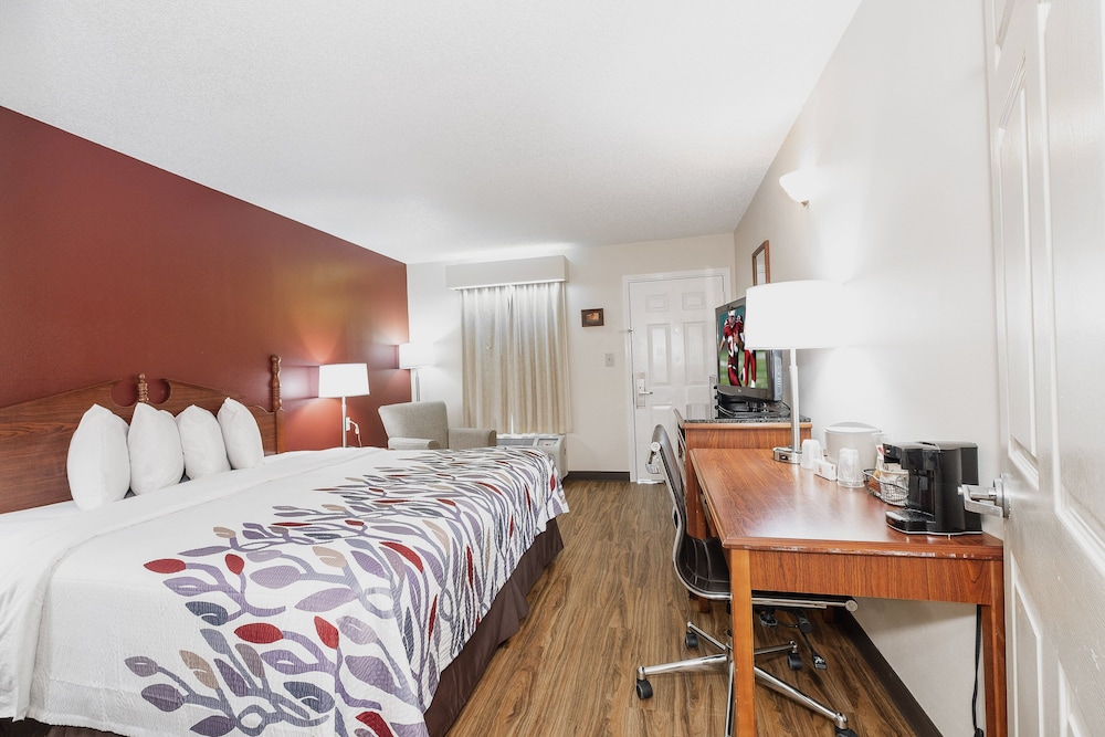 Red Roof Inn & Suites Calhoun - photo 15