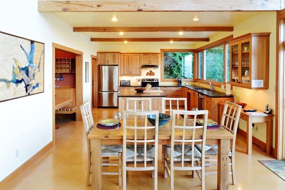 Eastman Waterfront Cottage — 4-Star Luxury Hotel in Bowen Island, Canada