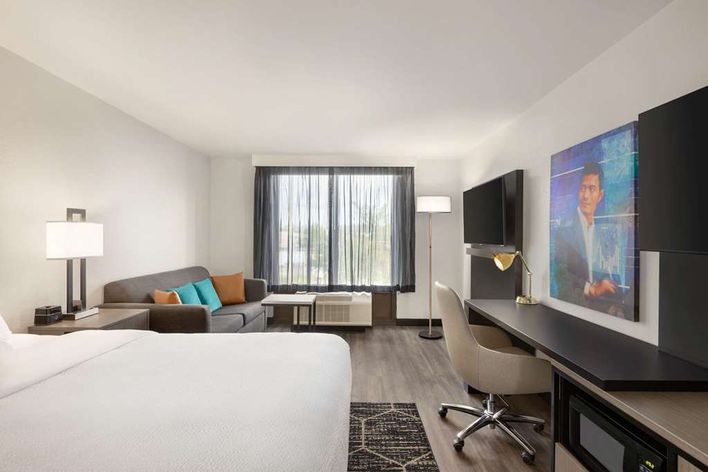 La Quinta Inn & Suites by Wyndham Dothan - photo 38