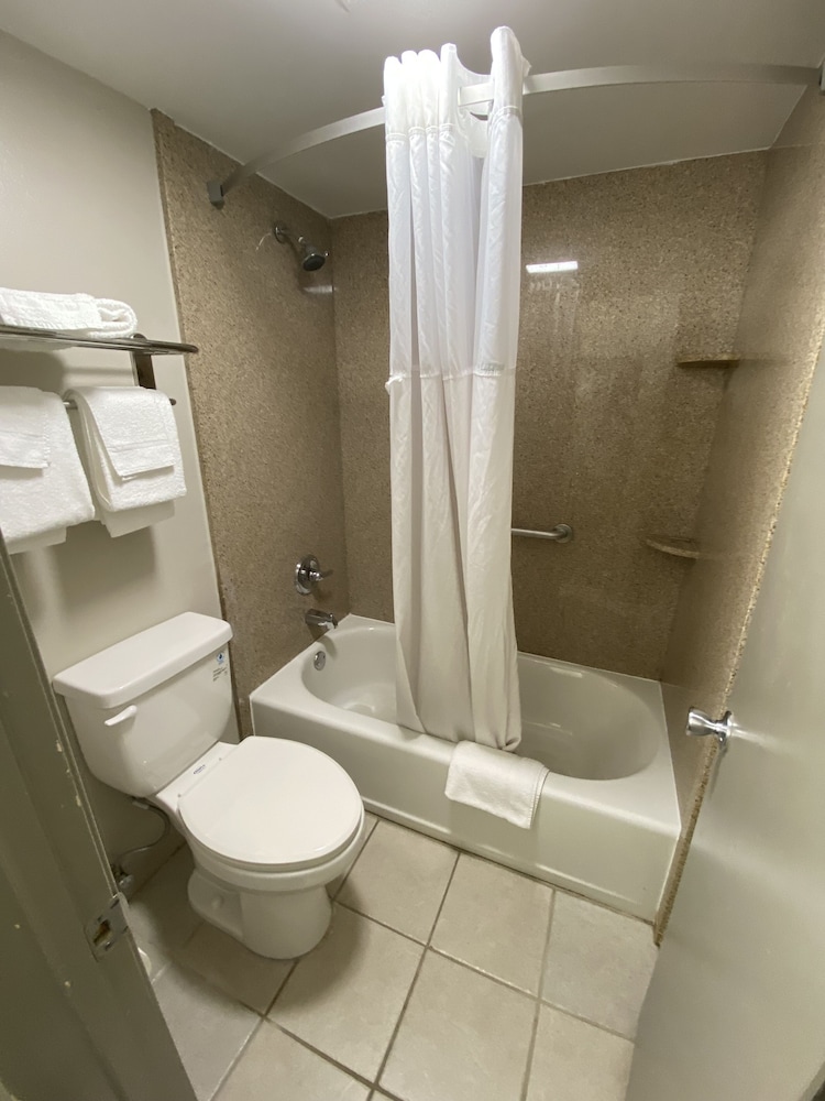 Red Roof Inn Leeds - photo 17
