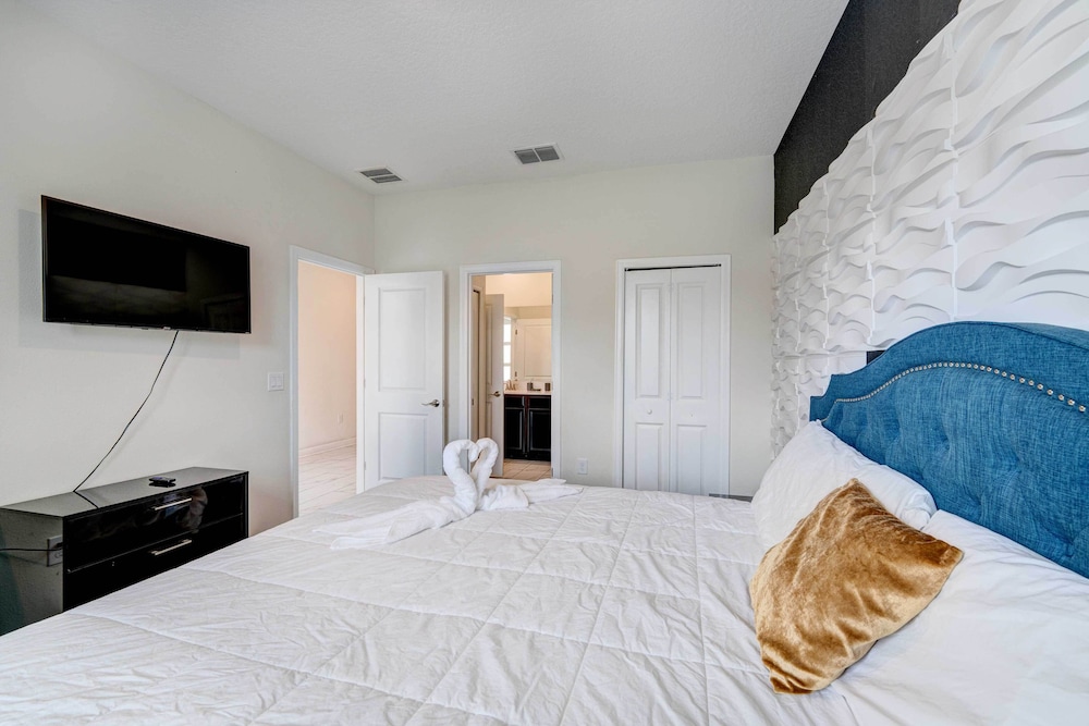 Resort Getaway w Home Theater: 7 Mi to Disney - photo 7