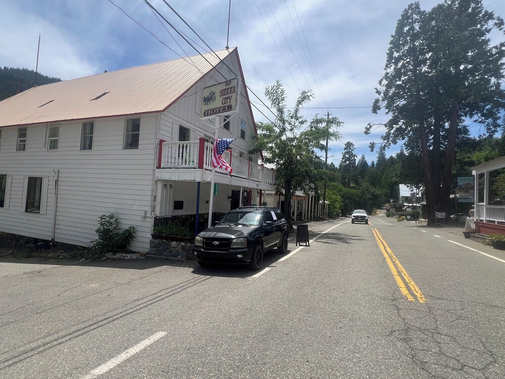 Old Sierra City Hotel in Turlock, United States