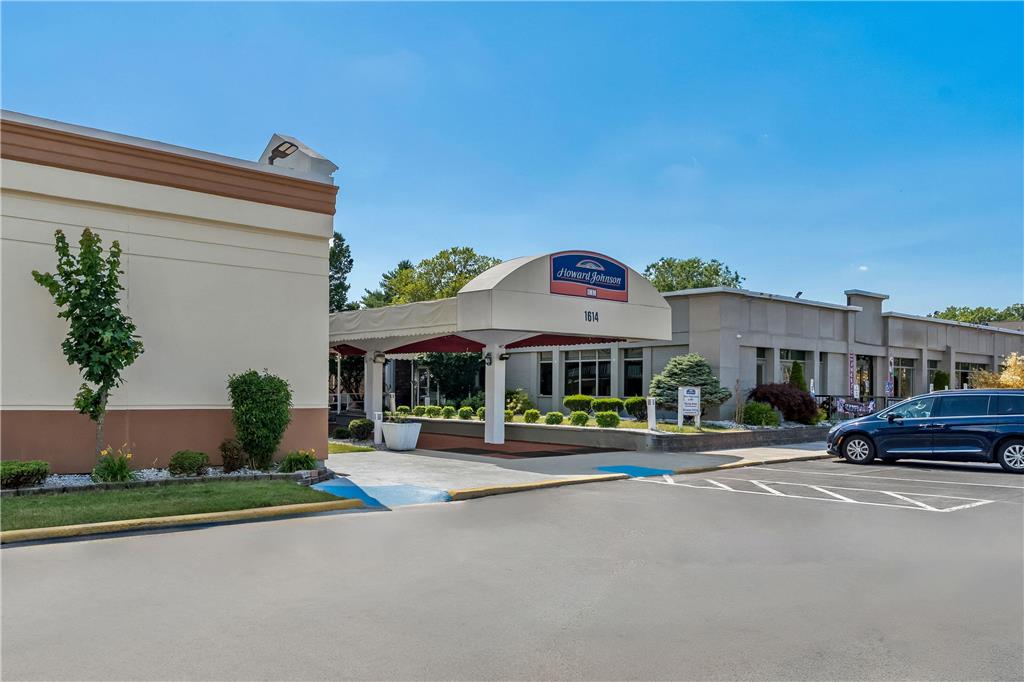 Howard Johnson By Wyndham Albany — Albany