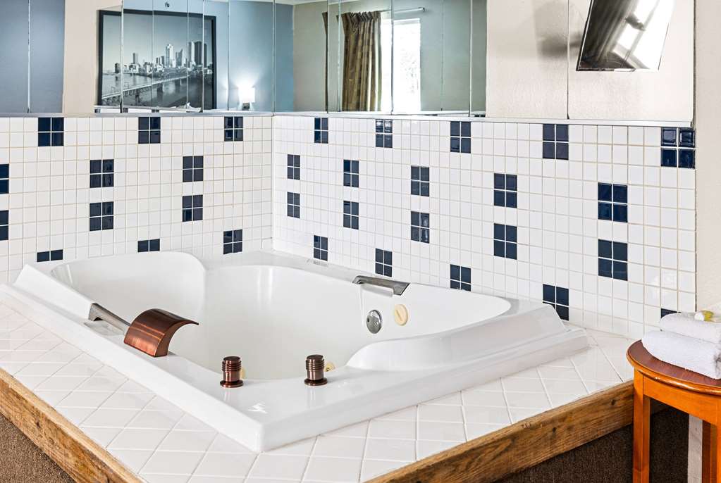 Super 8 by Wyndham Pittsburgh Monroeville - photo 51