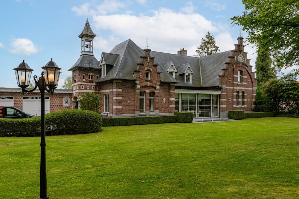 Villa Gentbos currently 15beds 3bathrooms from june 2026 up to 21beds 6bathrooms — 4-Star Luxury Hotel in Merelbeke, Belgium