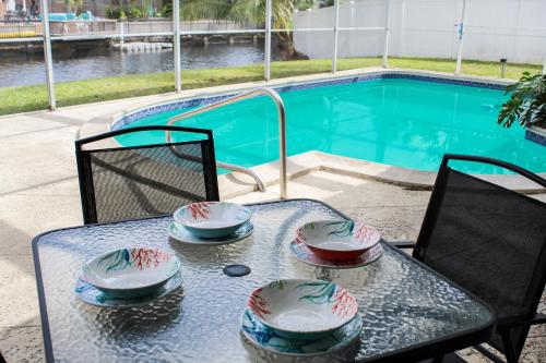 Modern Waterfront Home on Canal with Pool — 4-Star Luxury Hotel in Fort Lauderdale, United States