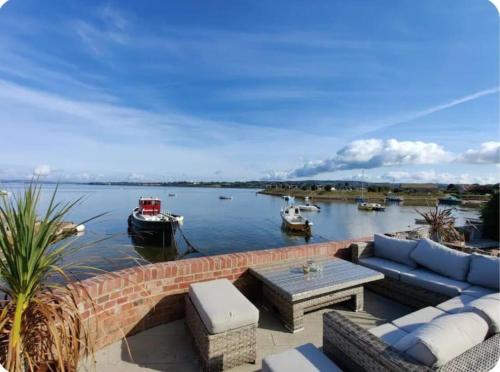 Luxury beachfront property Cockles Sea View private parking for 2 cars sleeps 10 in Exmouth, United Kingdom