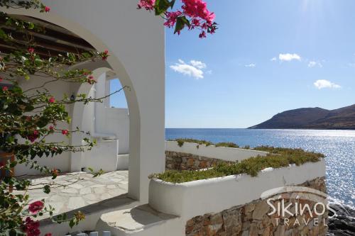 Seaside Traditional Cycladic House — 4-Star Luxury Hotel in Sikinos, Greece