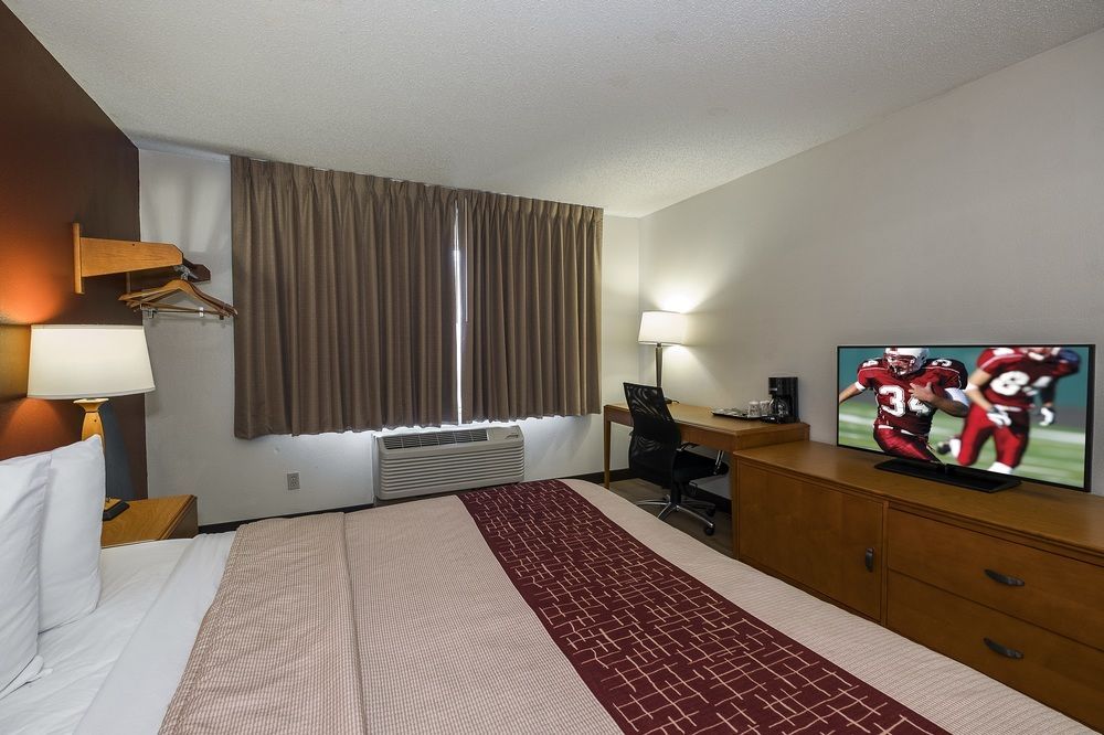Cedar Rapids Inn - photo 3