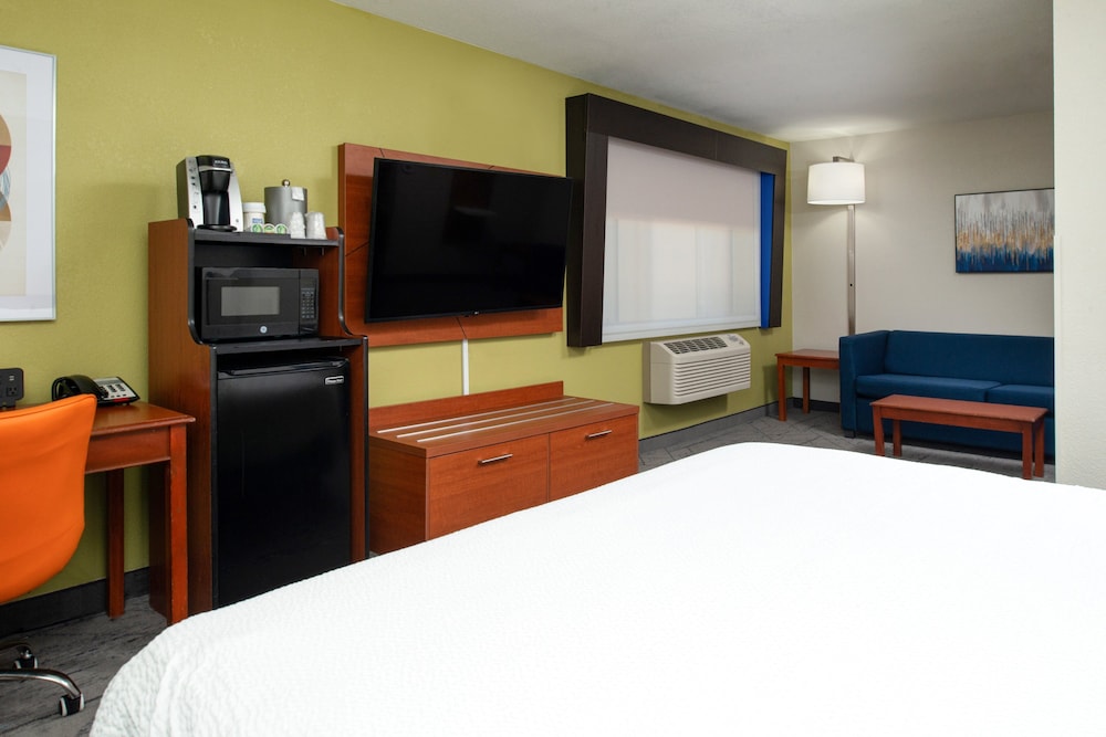 Holiday Inn Express Suites Farmington - photo 28