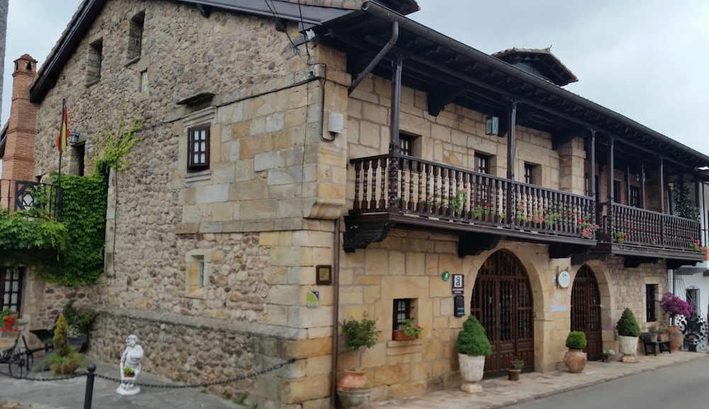 Posada Real La Montañesa — hotel in Los Corrales De Buelna