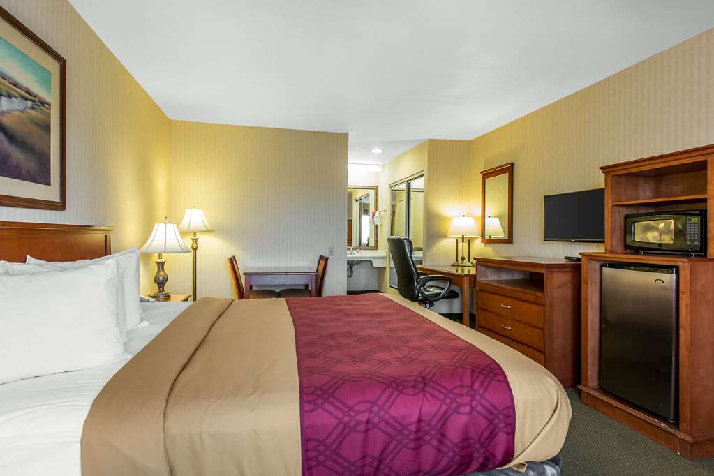 Econo Lodge Inn & Suites Riverside Corona - photo 7