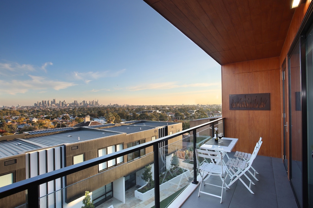 StayCentral Northcote Hill Penthouse — 4-Star Luxury Hotel in Northcote, Australia