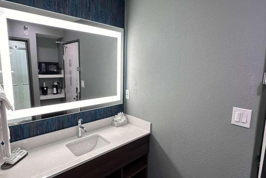 La Quinta Inn & Suites by Wyndham Chicago Gurnee - photo 40