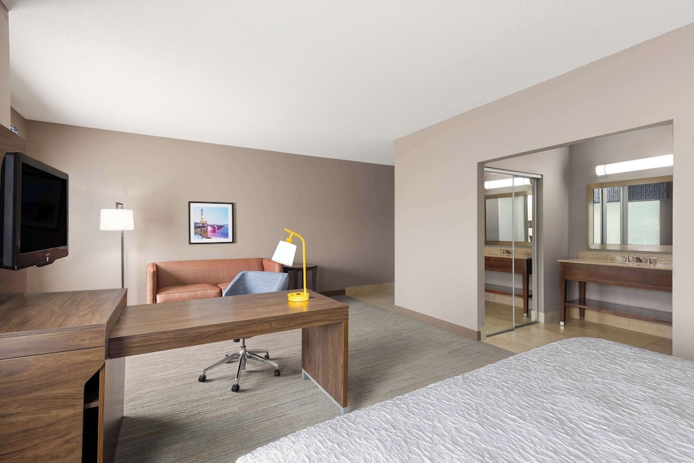 Hampton Inn & Suites Harrisburg North - photo 8