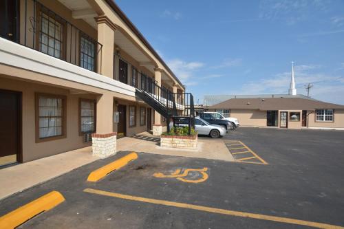 Newcastle Motel - photo 12