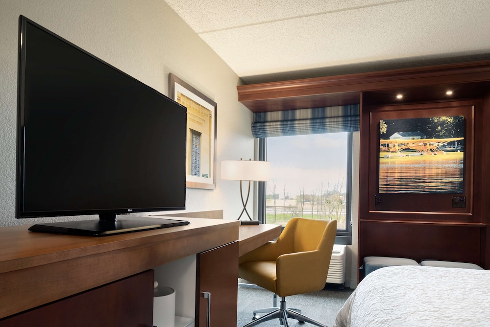 Hampton Inn Appleton Fox River Mall Area - photo 9