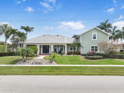 Coastal two story home on water with pool dock — 4-Star Luxury Hotel in Marco Island, United States
