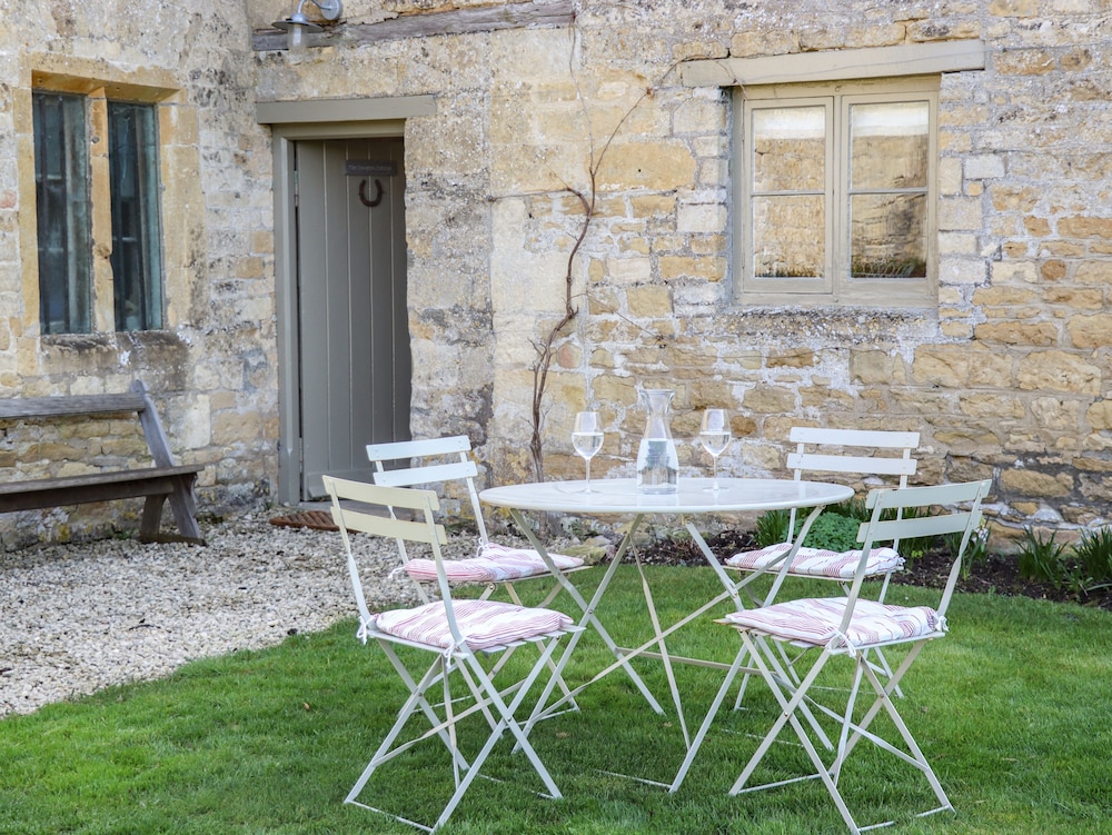 The Compton Cottage — 4-Star Luxury Hotel in Cheltenham, United Kingdom