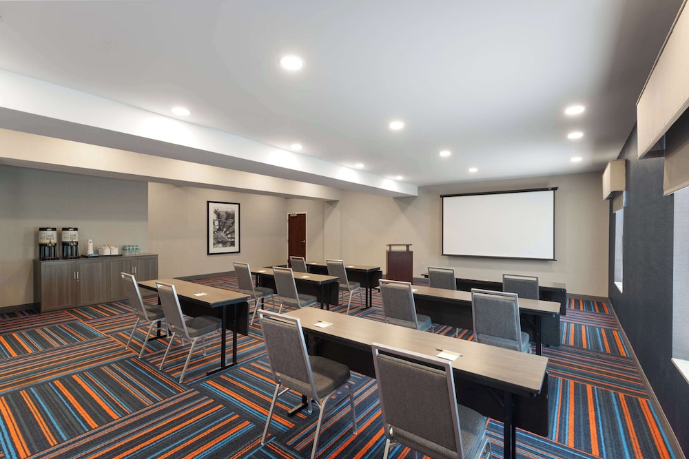 Hampton Inn & Suites Harrisburg North - photo 38