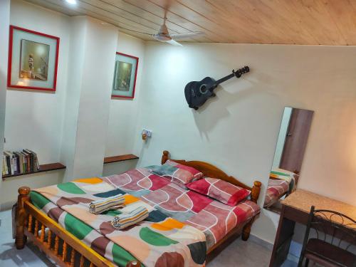 Ebony Room AC Kitchenette Ensuite Independent Homestay