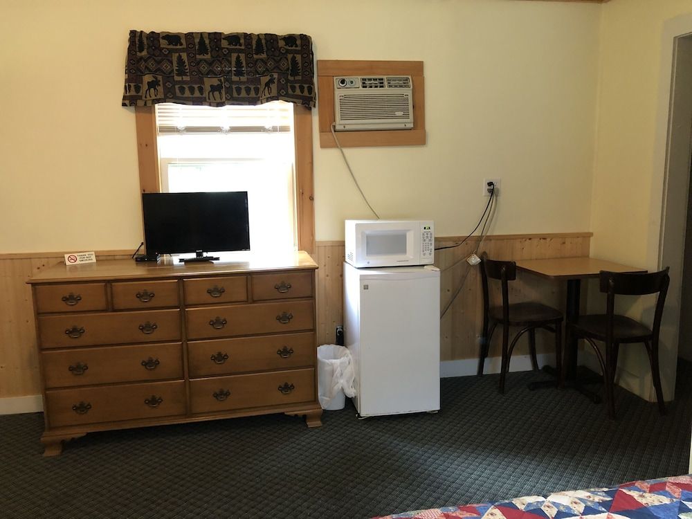 The Lake George Bear's Den - photo 14