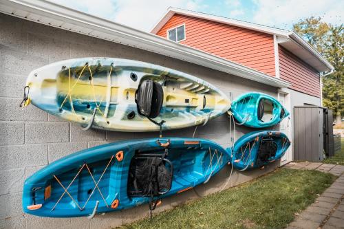 Sandusky Bay Hot Tub Gym Patio Games Recreation Watercraft Waterside Home check it out — 4-Star Luxury Hotel in Port Clinton, United States