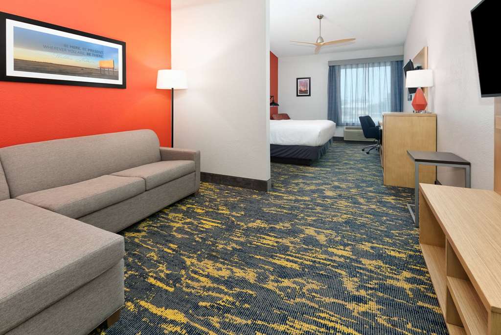 La Quinta Inn & Suites by Wyndham Dallas Las Colinas - photo 8