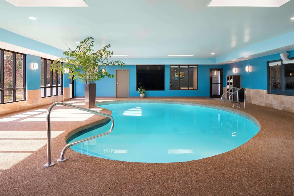 Hampton Inn Chicopee Springfield - photo 28