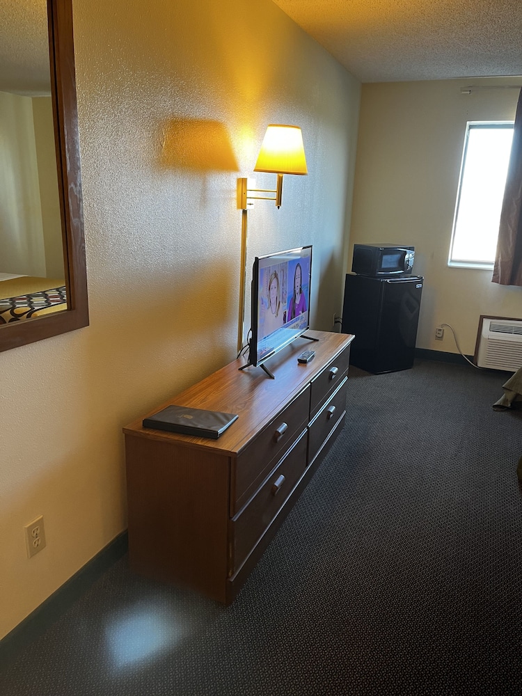 Super 8 by Wyndham Smithville Kansas City - photo 13