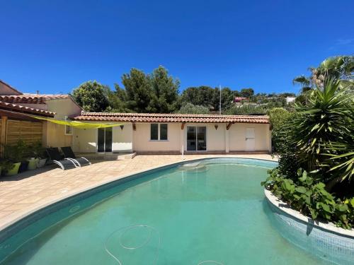 T2 Piscine Proche Plage in Carqueiranne, France