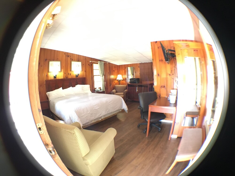 CedarWood Inn - photo 9