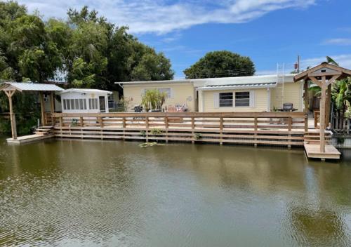 Cottage on the Water — 4-Star Luxury Hotel in Okeechobee, United States