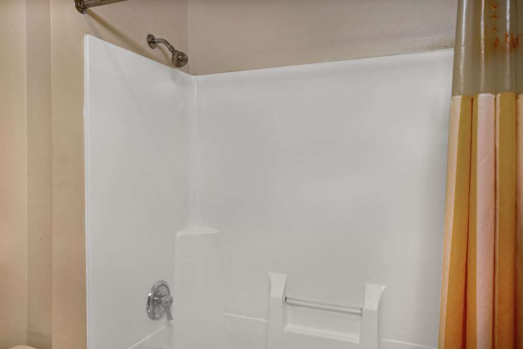 La Quinta Inn & Suites by Wyndham Des Moines West Clive - photo 47