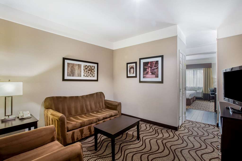 La Quinta Inn & Suites by Wyndham Pasadena - photo 18