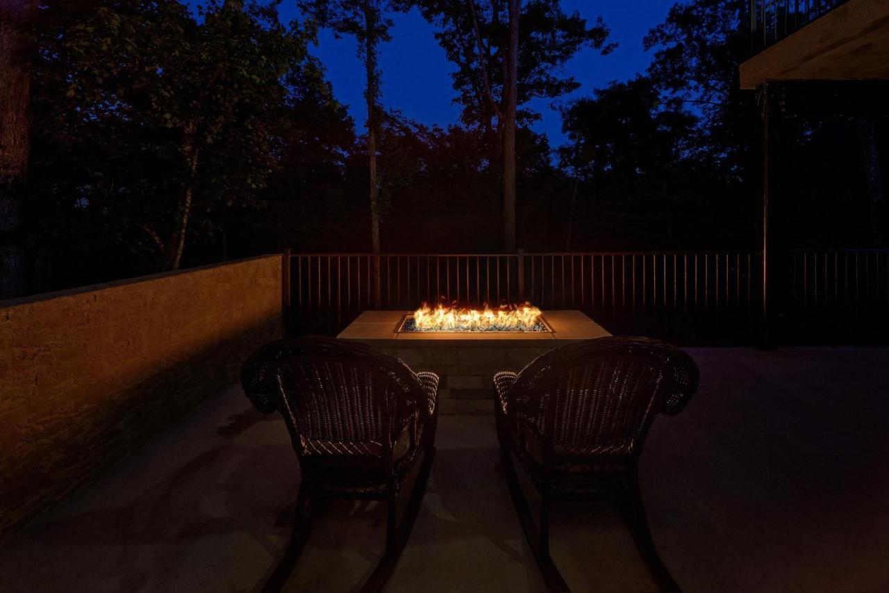 City Slicker: Romantic Pool Theater Top 1 in Gatlinburg, United States