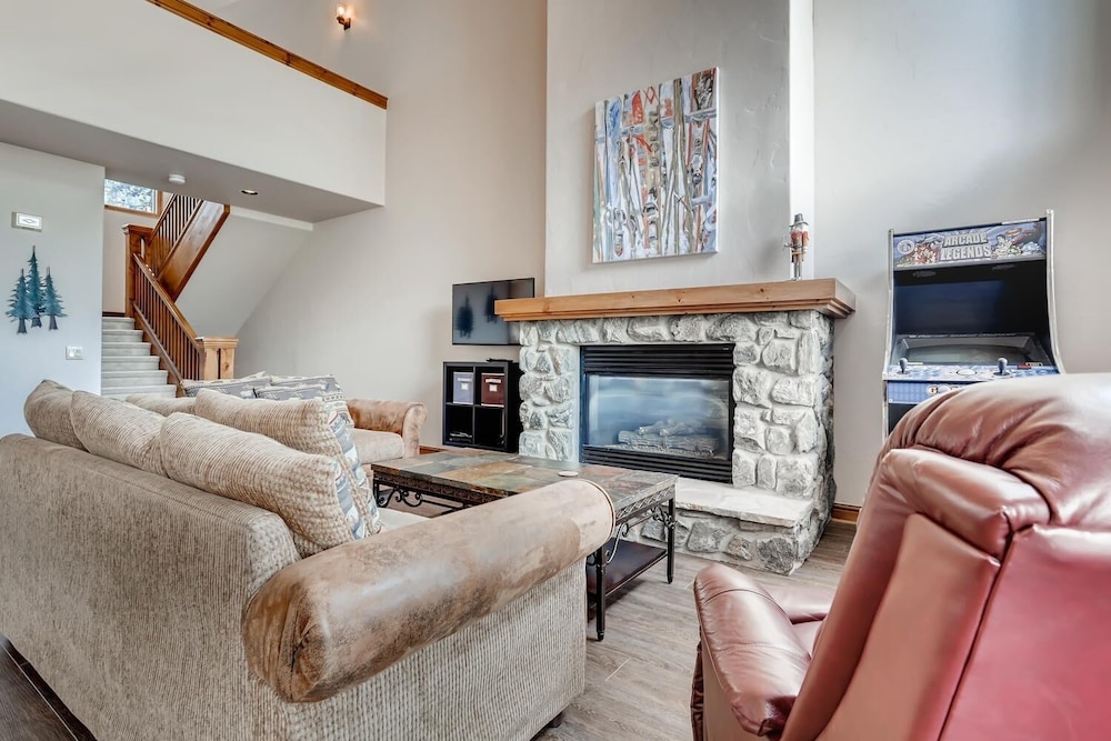 3BR Townhome Walk to Slopes & Kids Ski Free by Redawning - photo 10