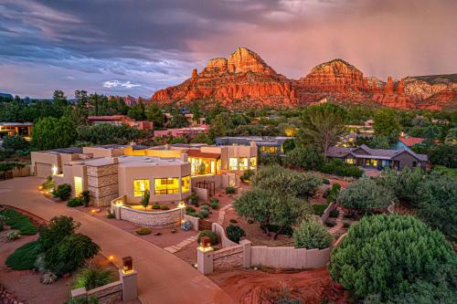 Panoramic Sedona Views Game Room Pool Hot Tub in Sedona, United States